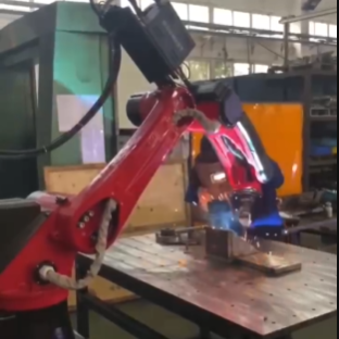 How does a robot palletizer work?