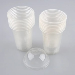 Одноразовые пластиковые стаканчики с крышками и трубочками