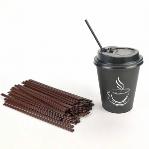 Pas het wegwerpbare plastic koffieroerrietje van 5 inch aan