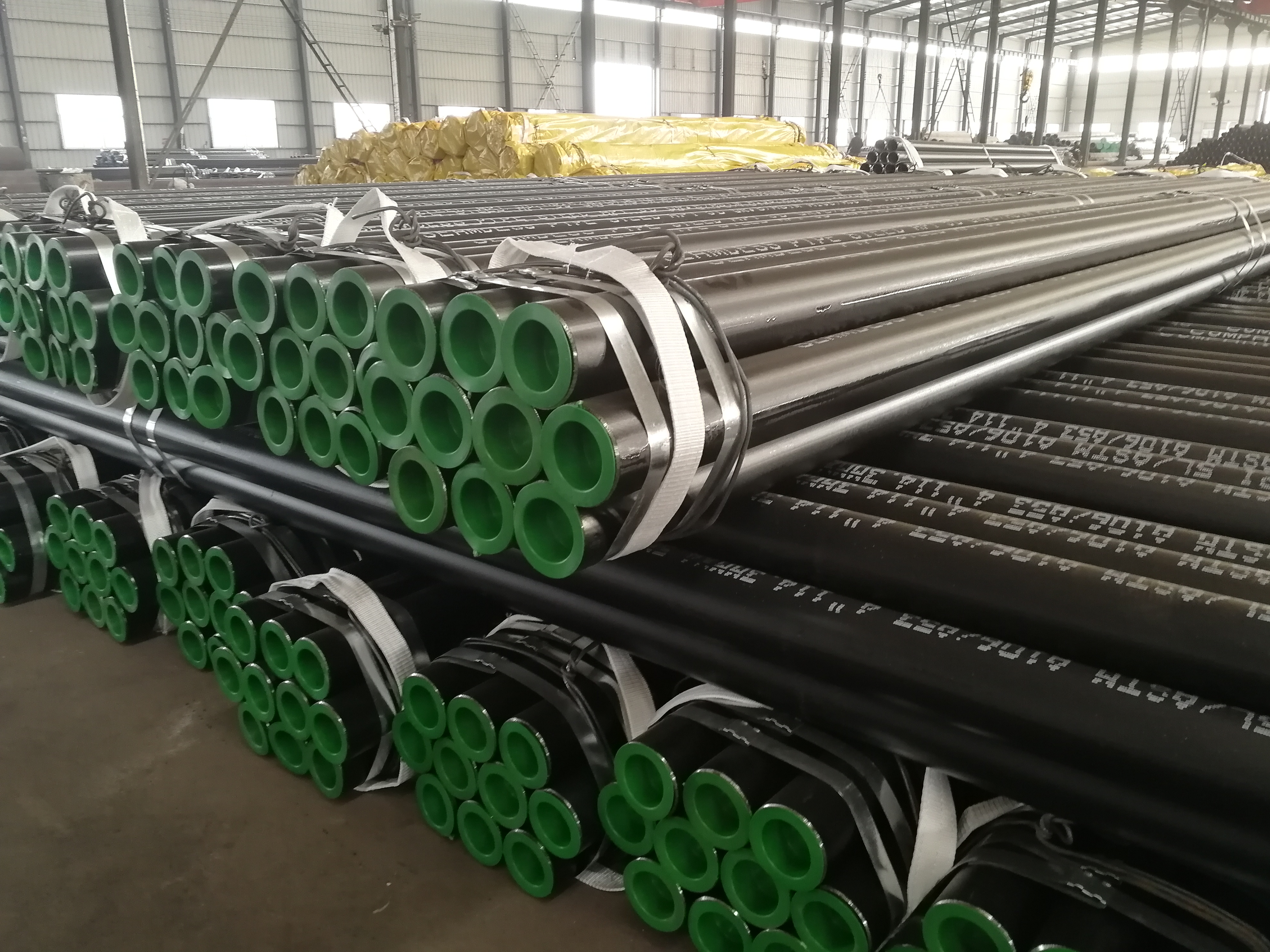 ASTM A 106 Black Carbon Seamless Steel Tubes for a variety of high temperature service applications