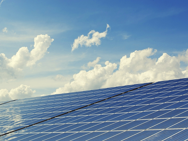 Globální spolupráce ušetřila zemím náklady na výrobu solárních panelů ve výši 67 miliard USD