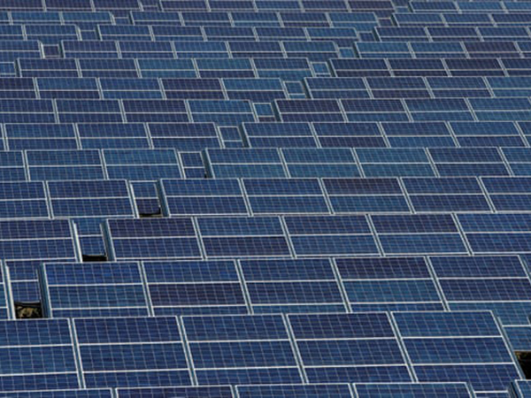 Francie bude vyžadovat, aby všechna velká parkoviště byla pokryta solárními panely
