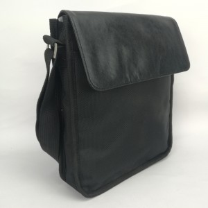 Классическая черная сумка через плечо с регулируемым ремнем для деловых поездок и офиса.