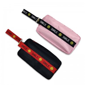 ໜ້າຮັກຍິ້ມແຍ້ມແຈ່ມໃສກະເປົ໋າປາກກາທີ່ມີໂລໂກ້ keyring stripe loop with zipper close cosmetic bag handbag for all ages China OEM factory