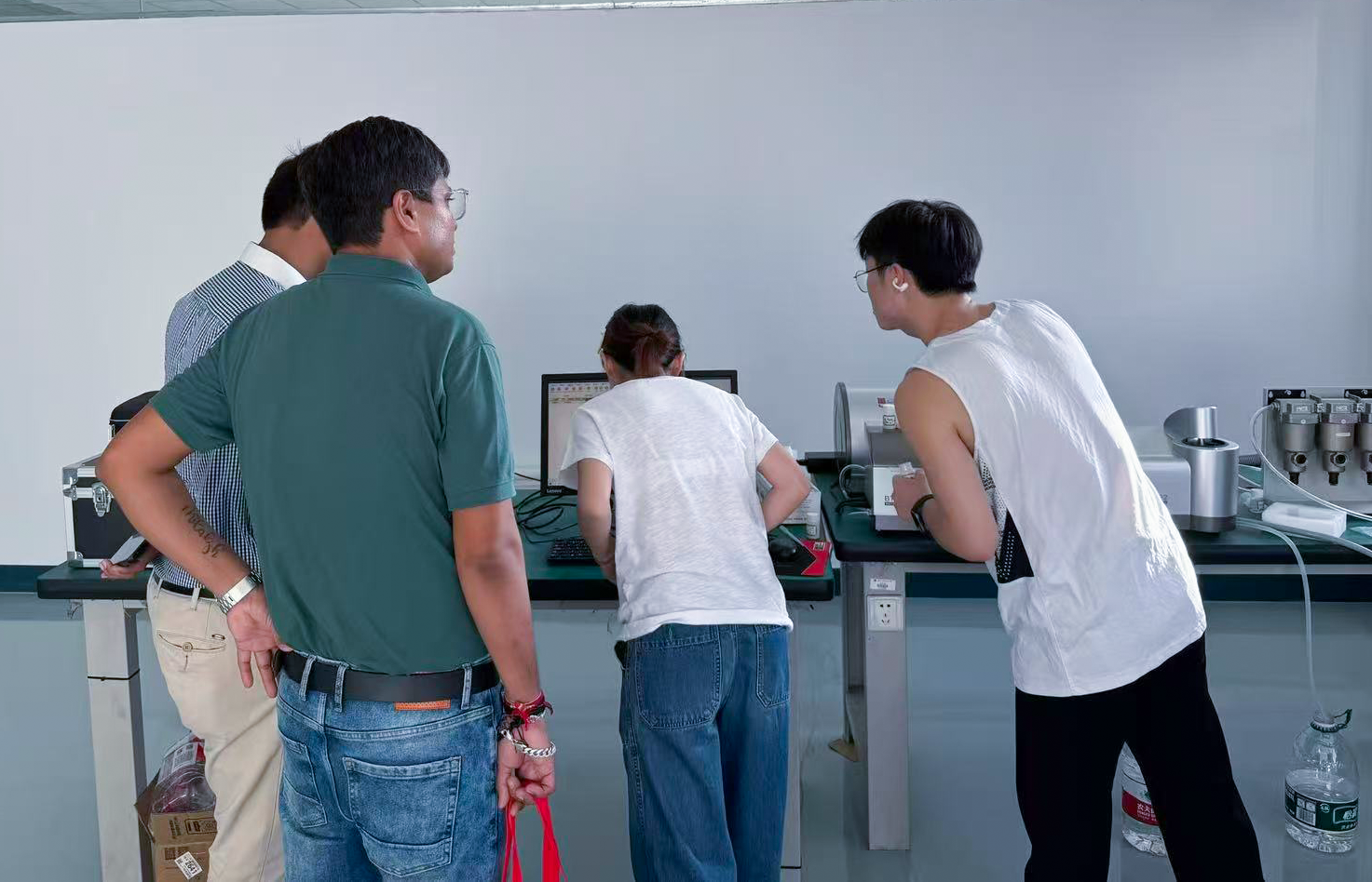 The customer personally visited our company to participate in the experiment, and the homogenization perfectly met the customer’s requirements