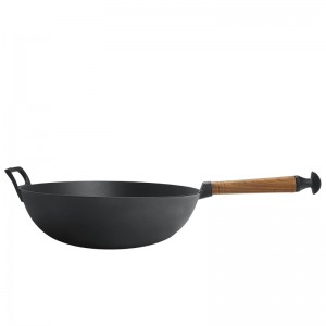 Cast iron frying pan with single wooden handle is not easy to stick without coating