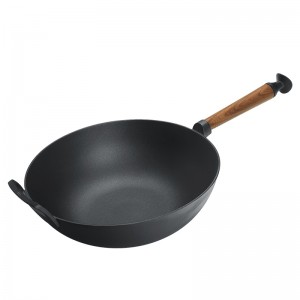 Cast iron frying pan with single wooden handle is not easy to stick without coating