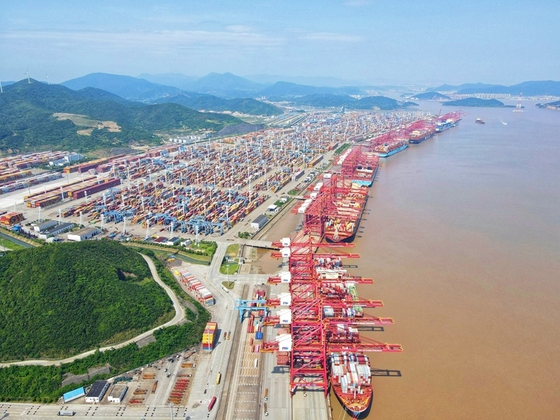 Busy Chinese Seaports Boost Foreign Trade Stability and Growth with Customs Support
