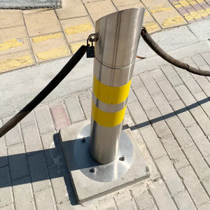 OEM/ODM China Steel Surface Mounted Security Yellow Bollard Pipe Safety Fixed Bollard with Caps