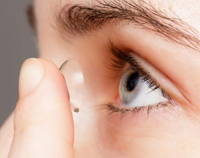 For your eyes, learn to wear contact lenses correctly.