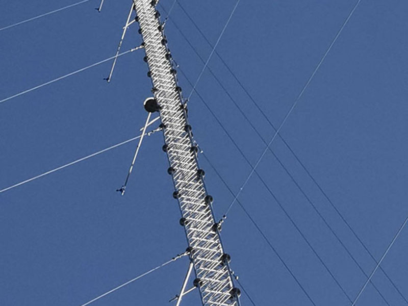 MET toranj/meteorološki jarbol/toranj za nadzor vjetra označen sustavom upozoravajućih svjetala za avion