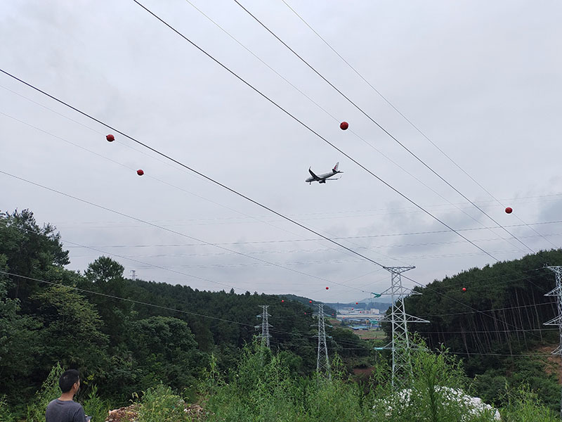 Kugelmarkierungen für die Luftfahrt wurden erfolgreich für eine 110-kV-Hochspannungsübertragungsleitung installiert