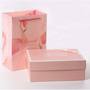 Růžové víko parfému a základna dárková krabička s papírovým sáčkem