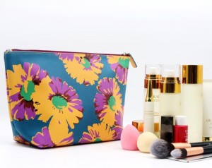 2022 New Product Harbor Blue Ground Floral Printing Trapezoid Shape Retro Style Water-based PU Cosmetic Bag