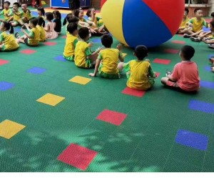 Azulejo de piso interligado em PP para grade de jardim de infância em quadra esportiva