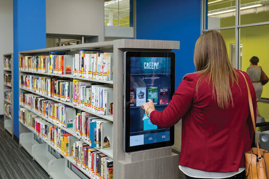 מסטטי לדינמי: כיצד תצוגות דיגיטליות משנות מהפכה בספריות