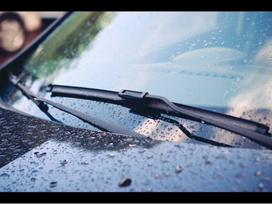 What are the differences between driver and passenger-side car wiper blades?