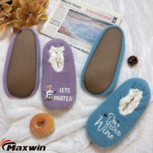 Women’s Winter Non-slip Comfortable Indoor Slippers With Embroidered Patterns On Fabric