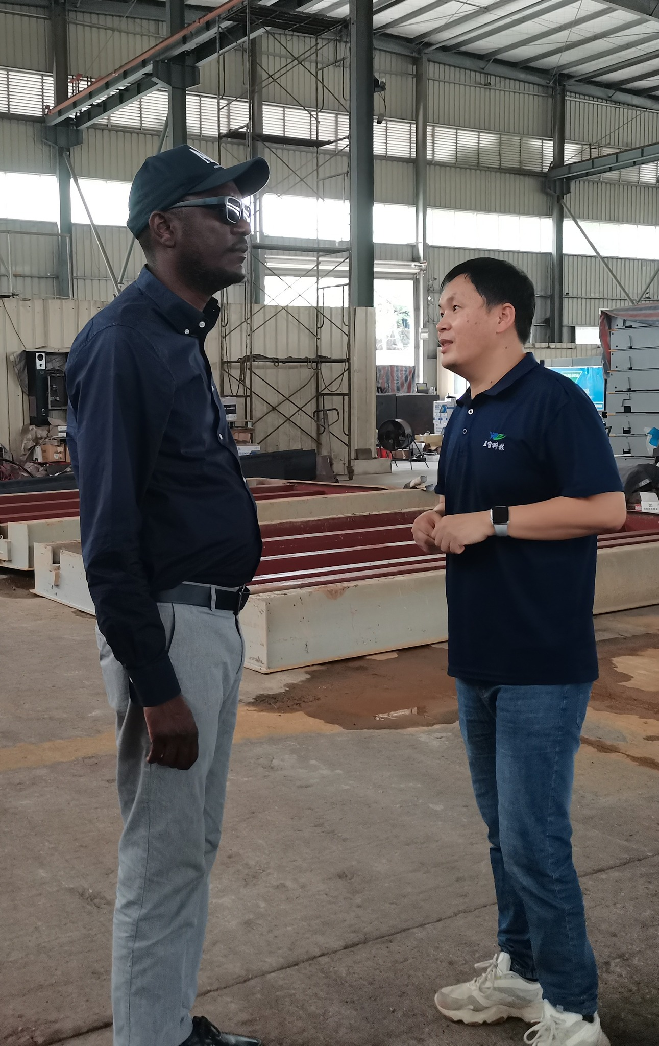 Wanggong dio una calurosa bienvenida a un cliente de Zambia para su visita de negocios