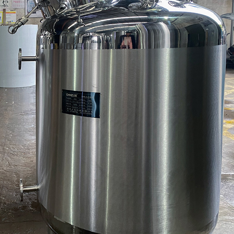 STAINLESS STEEL MOBILE TANK (1)