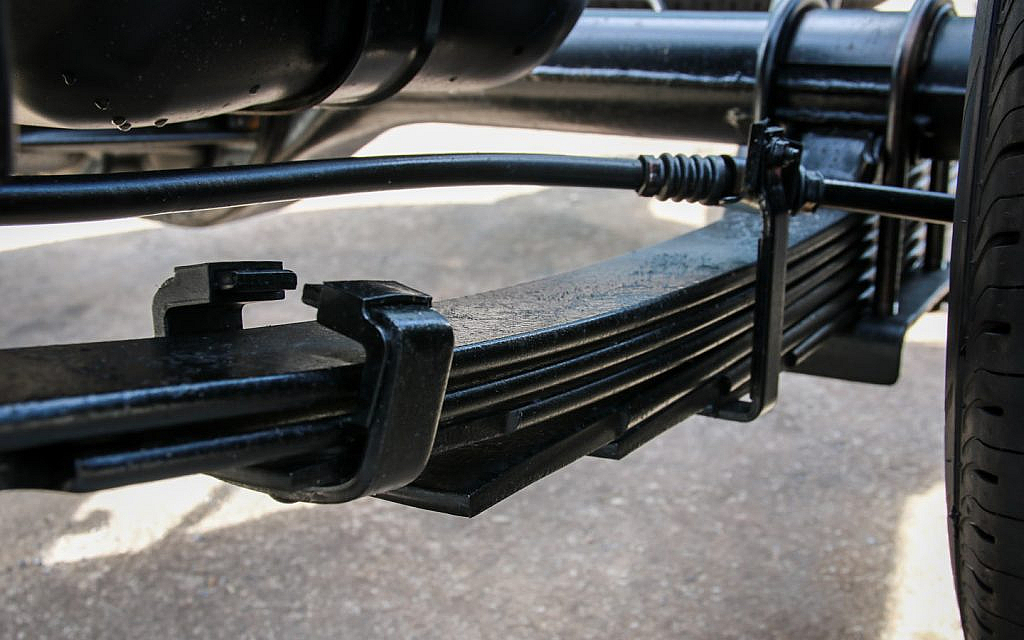 What are 2 advantages of a leaf spring? 