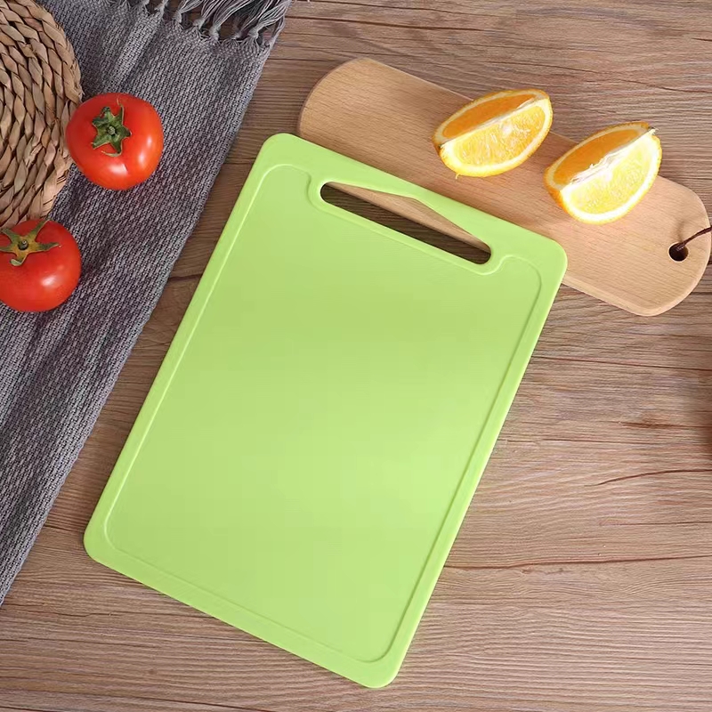 What are the differences between silica gel cutting board and traditional wooden cutting board?