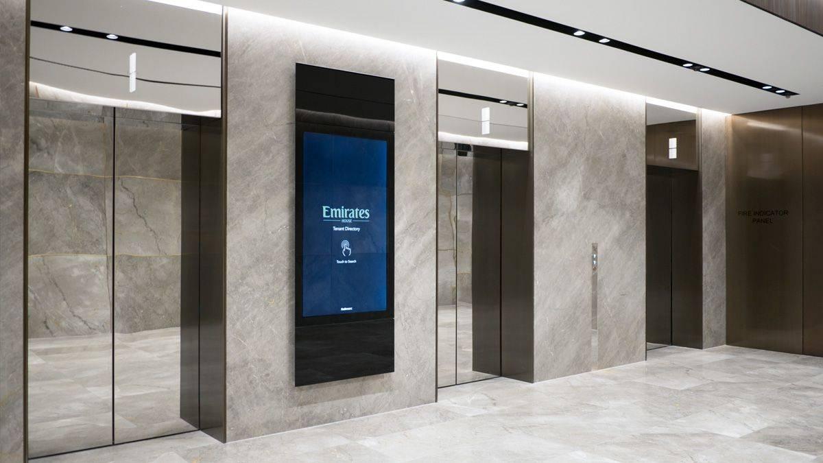 エレベーターのデジタル サイネージを使用する方法とその理由 – ビル管理とメディアの配置を強化するための新しい戦略