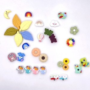 Hot selling environmentally friendly food grade soft small fresh design silicone beads flower shaped bulk silicone beads