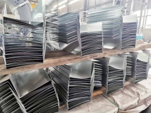 The roof gutter of the building steel structure is processed and customized with 6 meters long stainless steel drainage ditch