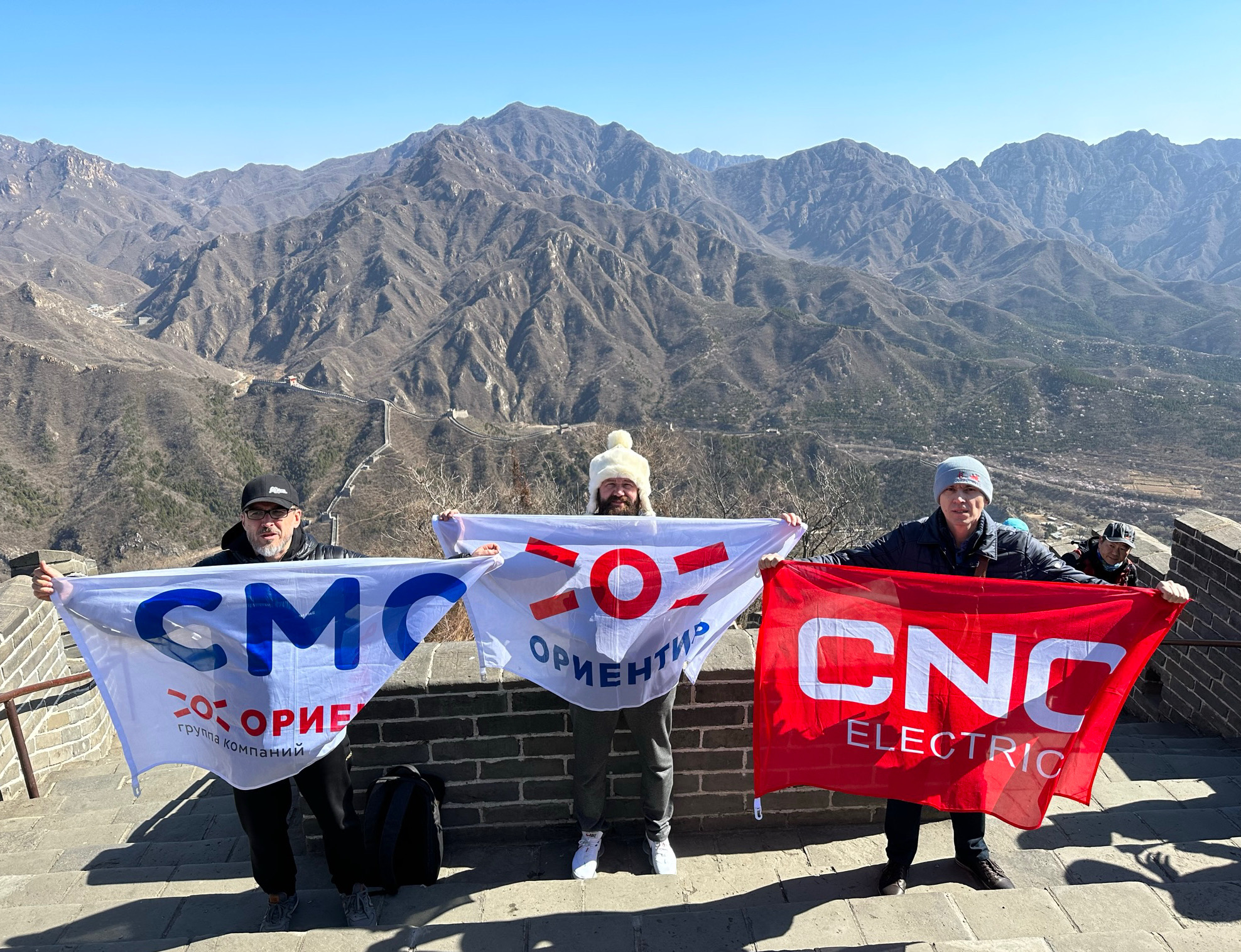 CNC | Russian Customer Representatives Climbed the Peak of the Great Wall on behalf of CNC Electric
