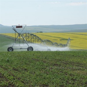 Center pivot sprinkler irrigation machine
