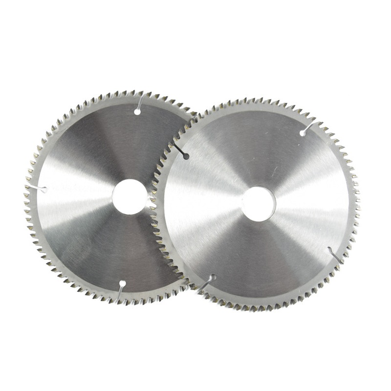 Small size tungsten carbide tipped cutting discs for woodworking