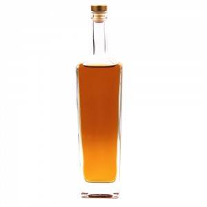 Steklenica viskija žganih pijač z vtisnjenim logotipom na kremenčevi strani