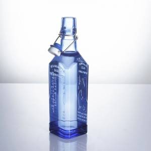 Svetlomodrá studená modrá sklenená fľaša na víno