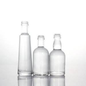 विविध आकाराच्या दारूच्या बाटल्या