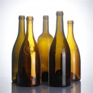 Тежка тъмнозелена кехлибарена коркова бутилка от червено вино в бордо
