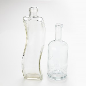 Botellas de vidrio personalizadas para bebidas espirituosas.