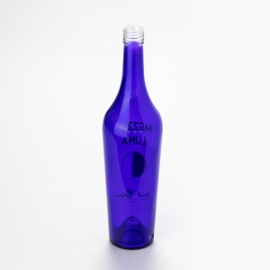 Mavi malzeme rengi likör şişeleri