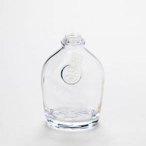 Speciaal gevormde glazen flessen voor sterke drank