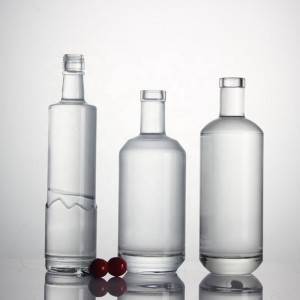 Цветна водка, джин, уиски, прозрачни цветни спиртни напитки, стъклени бутилки