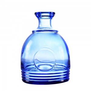 Garrafa de vidro de vinho azul vazia em formato exclusivo