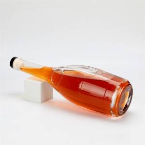 Стъклена бутилка за вино с дълго гърло