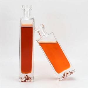 Фабричко производство на различни квадратни стаклени шишиња со висок квалитет