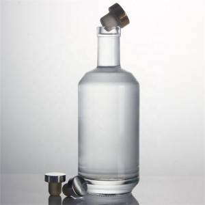 زجاجات زجاجية إضافية من الصوان وزجاجة ويسكي