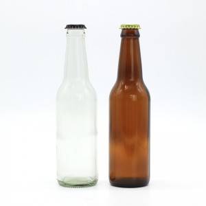 Továrenská fľaša na pivo z jantárového skla
