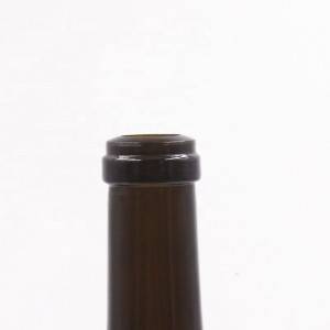 Schwere dunkelgrüne Weinflasche aus bordeauxrotem Wachssiegel mit Korkverschluss