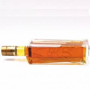 Bottiglia di whisky con logo brandy in rilievo sul lato selce