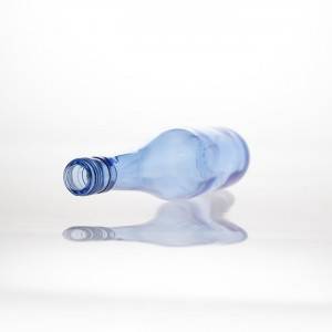 Bottiglia di vinu di vetru blu chjaru blu