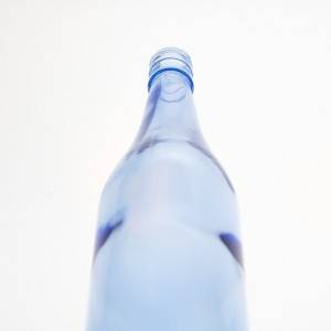 Bottiglia di vino in vetro blu freddo azzurro