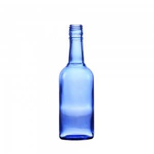 Unikaalse kujuga tühi sinine veiniklaaspudel